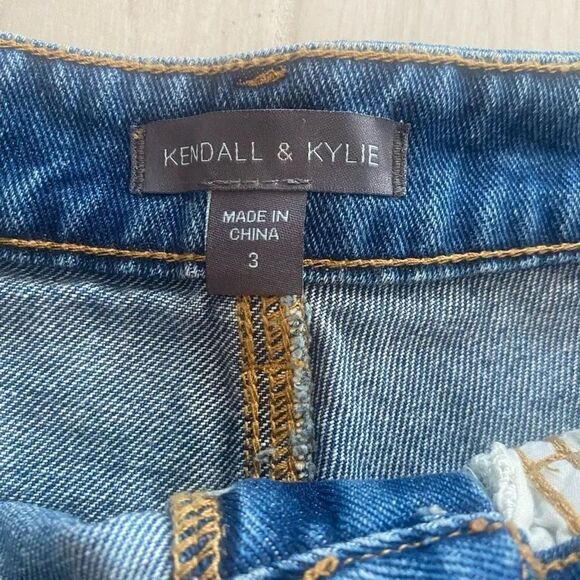 Kendall and Kylie Jean Shorts with Lace Pockets - Picture 3 of 7